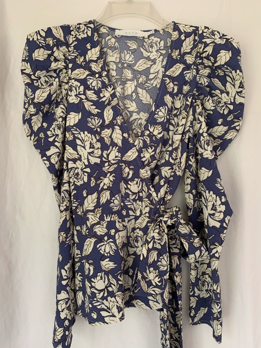 Astr the label periwinkle floral puff sleeve wrap blouse
